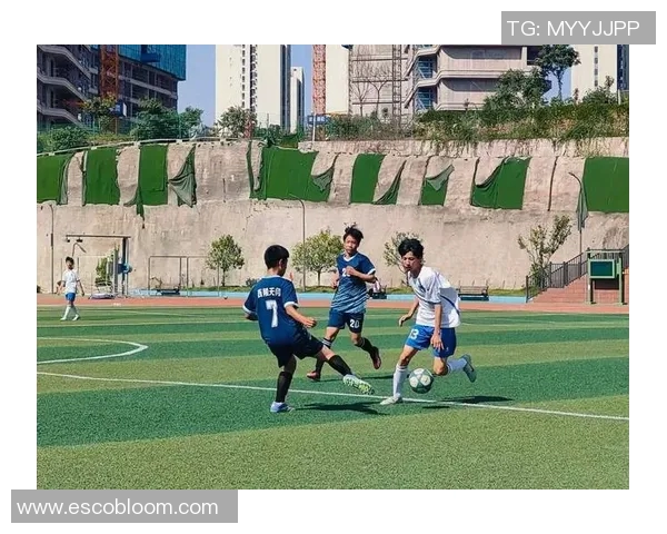 孩子追逐足球明星的梦想与激情展现青春活力的精彩瞬间